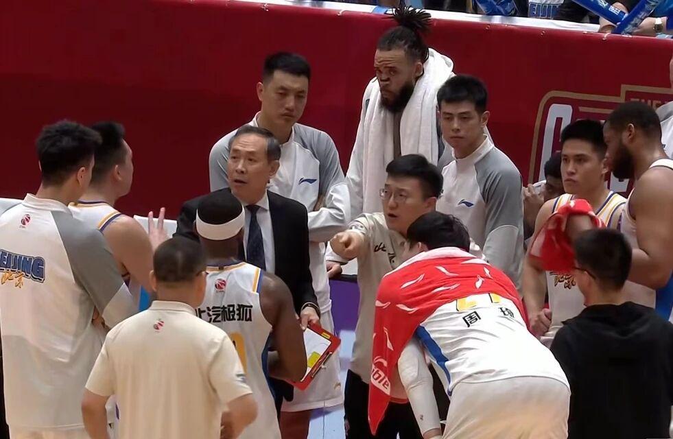 中欧体育登录入口-北京男篮15分惨败，不敌浙江掉出四强，篮板球被爆，周琦13+10